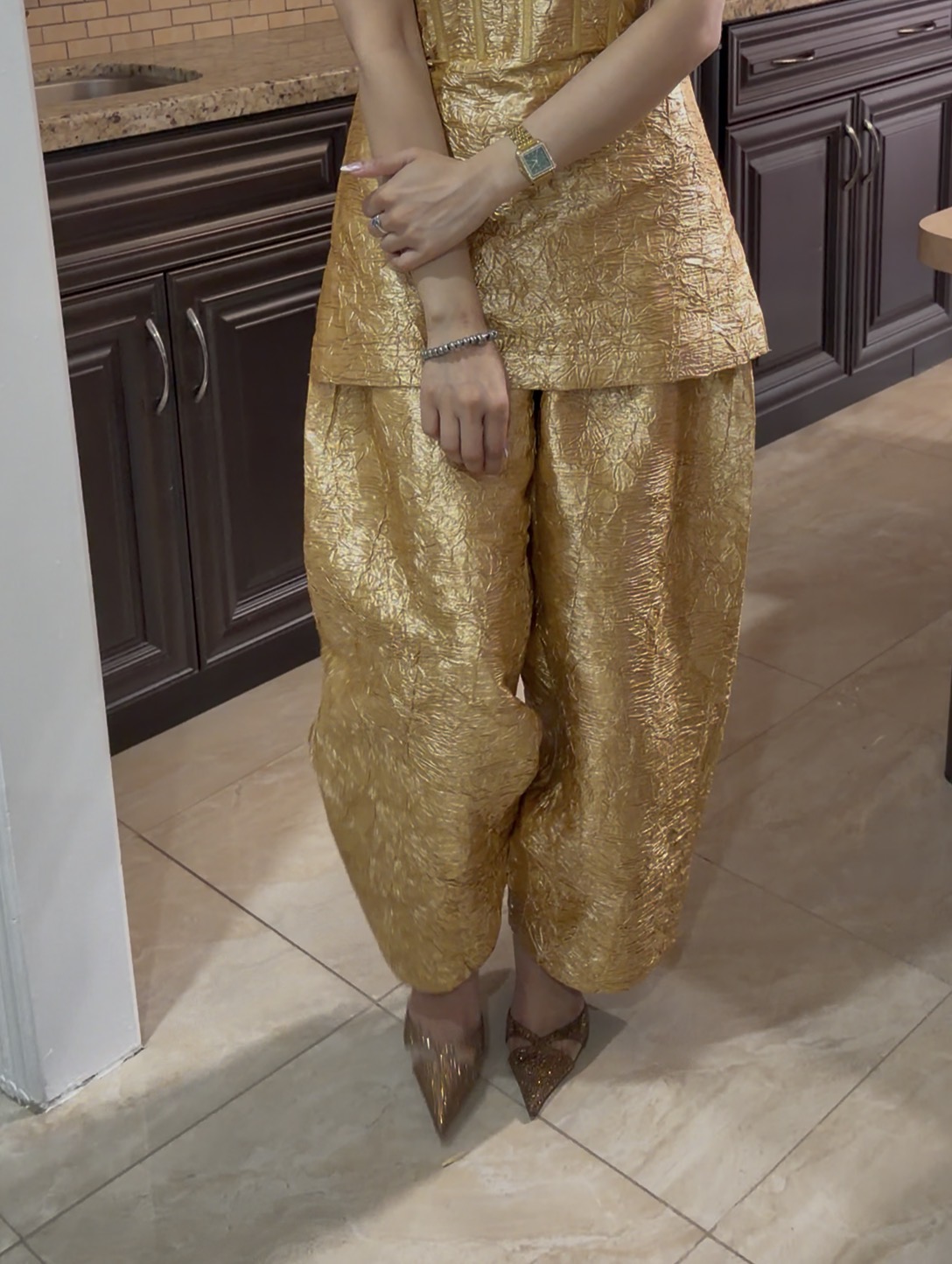 Aura Gold (Image - 1)