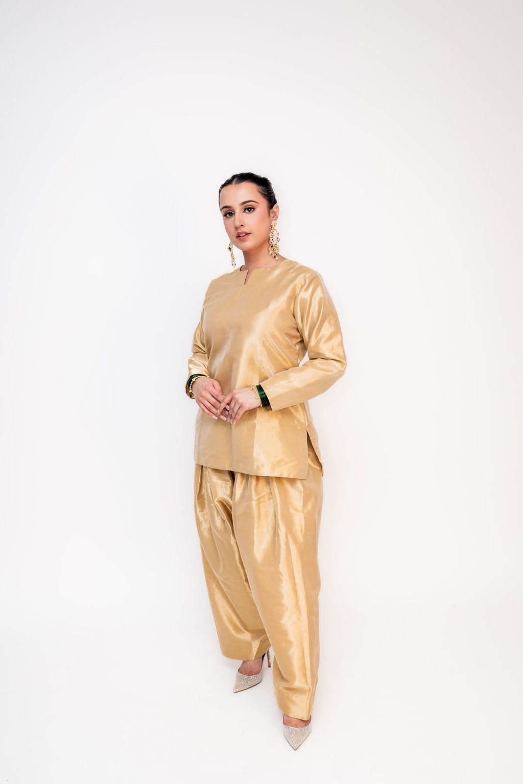 Farshi Libas (ਫਰਸ਼ੀ ਲਿਬਾਸ | فرشی لباس)-Floor-Sweeping Attire (Image - 1)