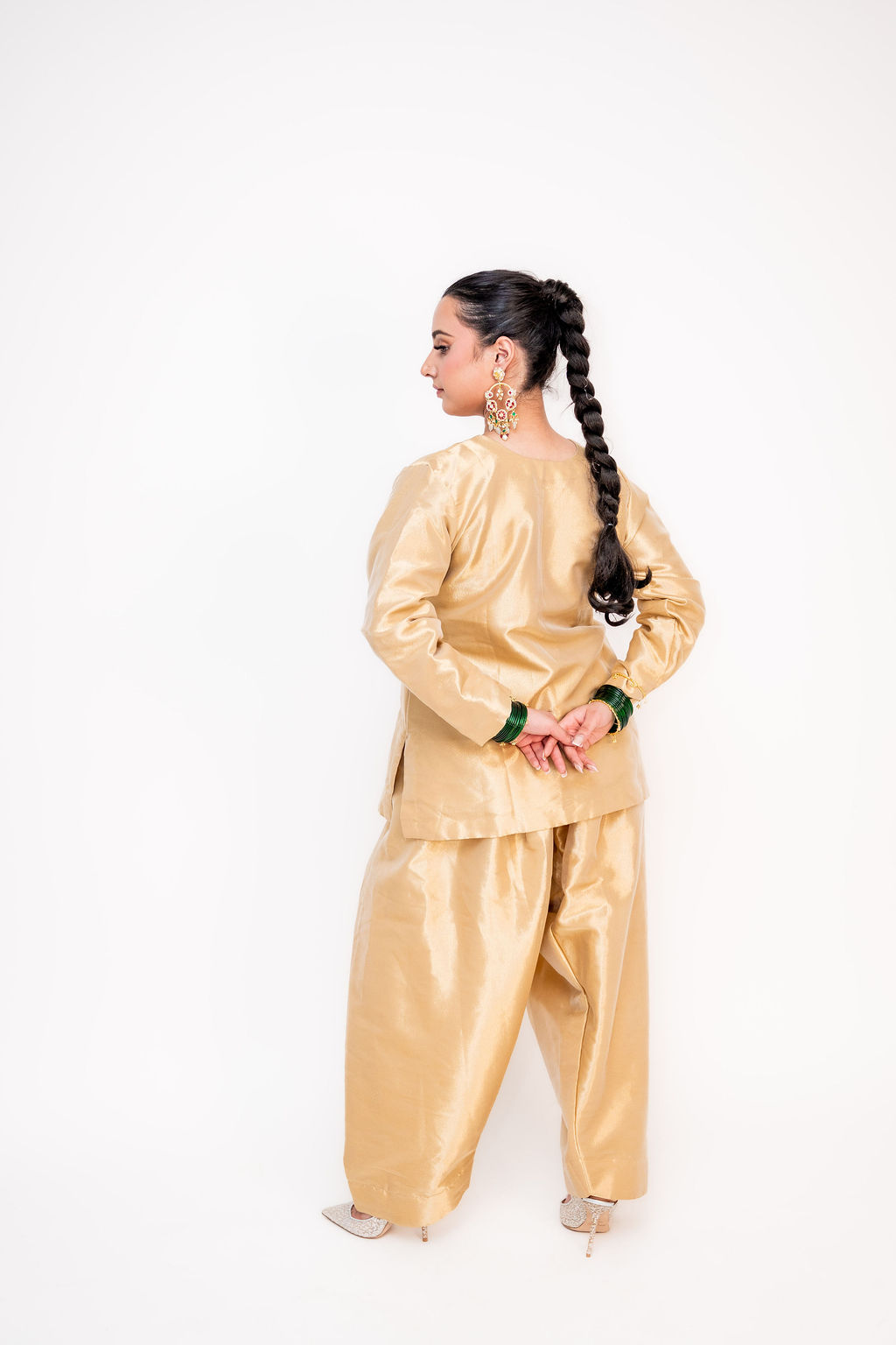 Farshi Libas (ਫਰਸ਼ੀ ਲਿਬਾਸ | فرشی لباس)-Floor-Sweeping Attire (Image - 1)