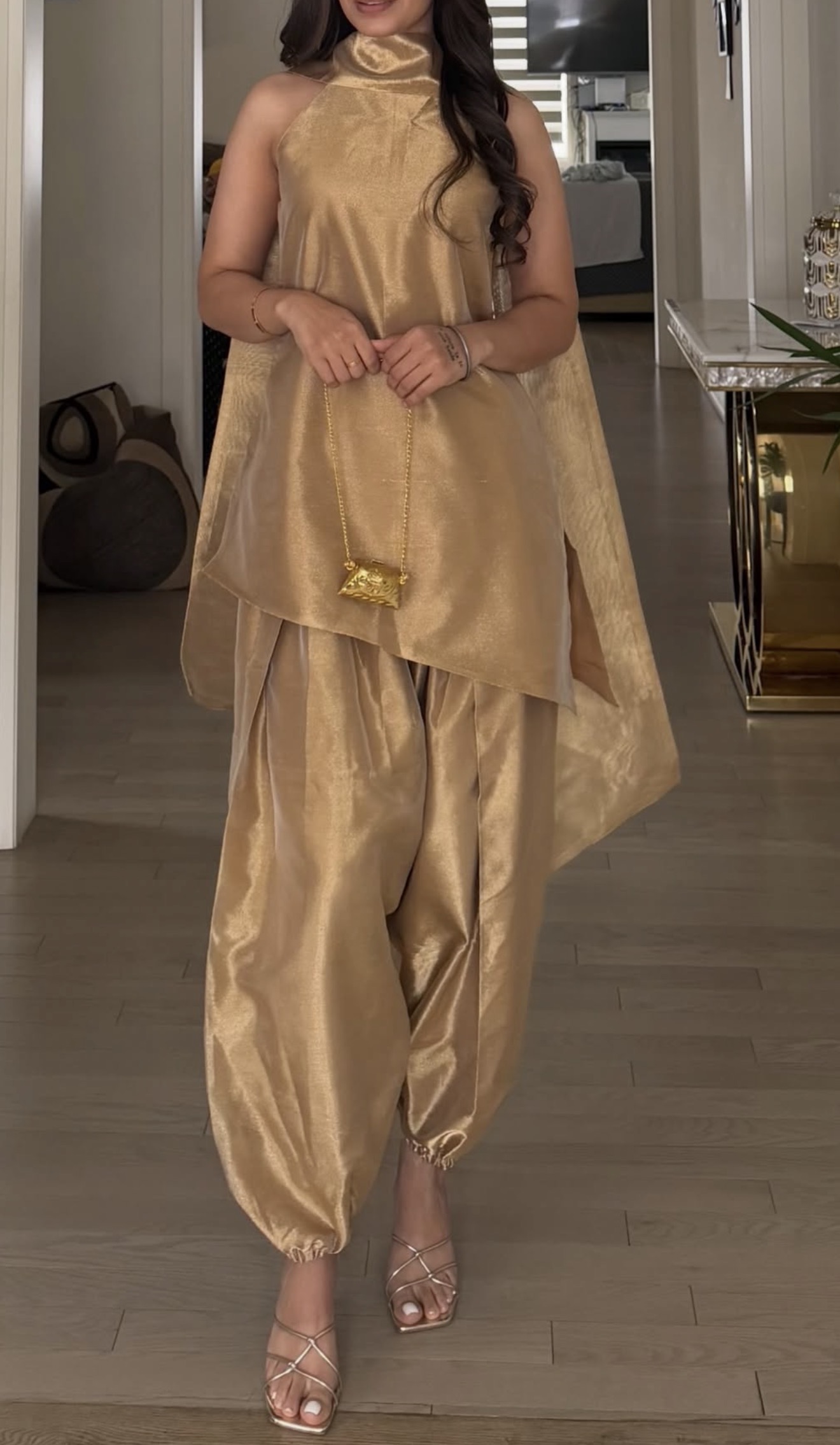 Nazaakat-e-Zar (ਨਜ਼ਾਕਤ-ਏ-ਜ਼ਰ | نزاکتِ زر)-Subtle Grace of Gold (Image - 1)